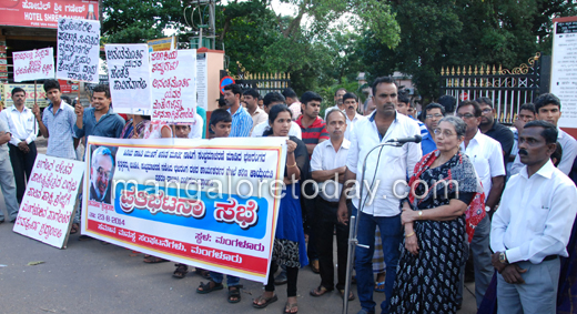 protest in mangalore against bajarang dal